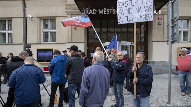 Odpůrci zakrytí sochy generála Koněva se sešli před úřadem Prahy 6, žádají odvolání starosty Ondřeje Koláře. (12. 9. 2019)