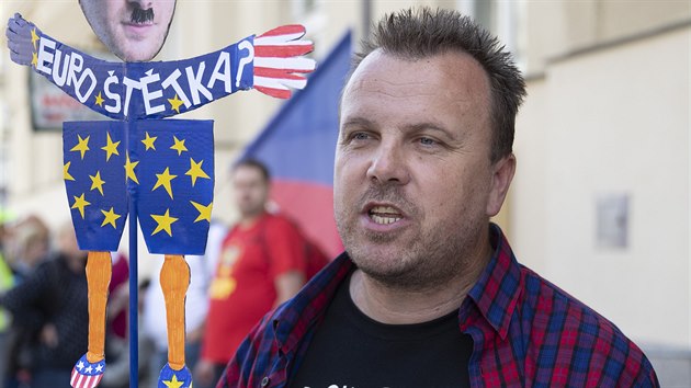 Před radnicí Prahy 6 protestoval aktivista Jan Černohorský, který jako první strhl plachtu z památníku Koněva. (12.9.2019)
