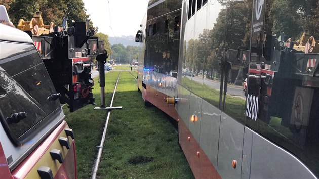 Ve Střešovicích vykolejila tramvaj, uvolnila se obruč. (17.9.2019)