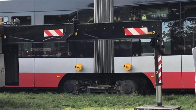 Ve Střešovicích vykolejila tramvaj, uvolnila se obruč. (17.9.2019)