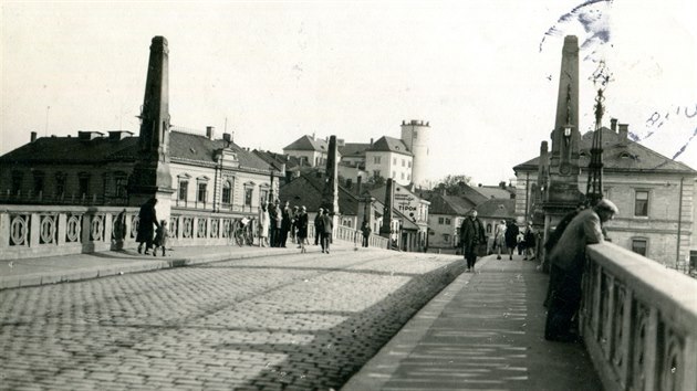 Na vstav srovnvacch historickch a souasnch fotografi nazvan Perov vera a dnes nechyb v Muzeu Komenskho mimo jin jedno z ikonickch mst msta, Tyrv most.