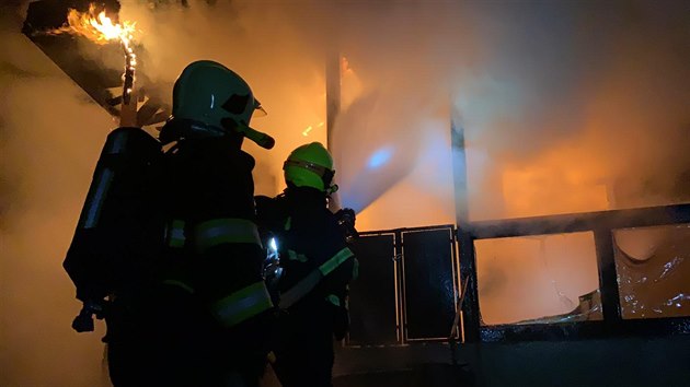 Jednu z chat v rekrean oblasti u Blkovic-Laan na Olomoucku poniil velk por.