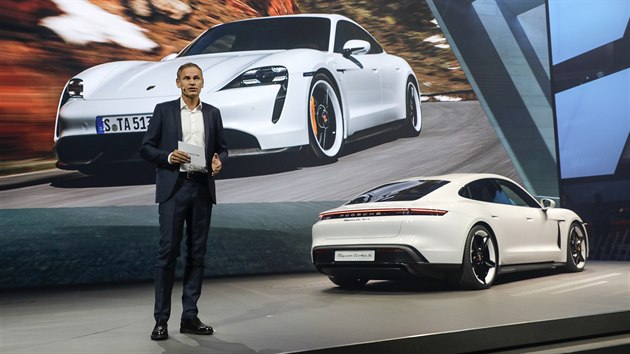 Oliver Blume, generální ředitel společnosti Porsche AG, představuje nové Porsche Taycan.