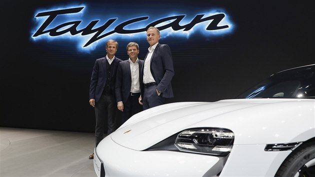 Představitelé automobilky Porsche AG při prezentaci nového Porsche Taycan Turbo