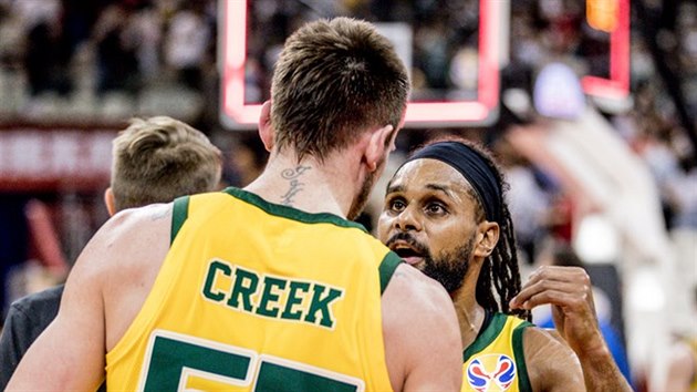 Australsk rozehrva Patty Mills (s elenkou) usmruje spoluhre Mitche Creeka.