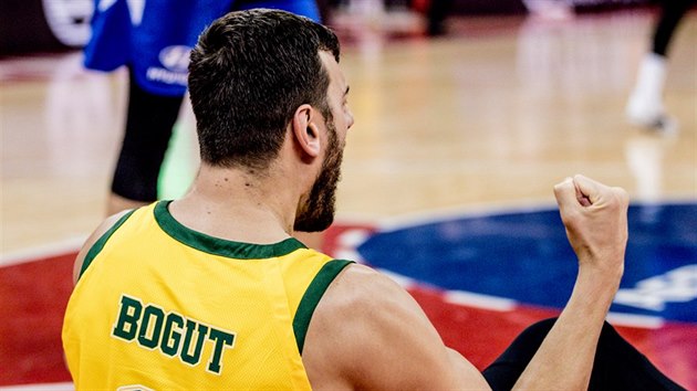 Australsk pivot Andrew Bogut se raduje bhem duelu s eskem.