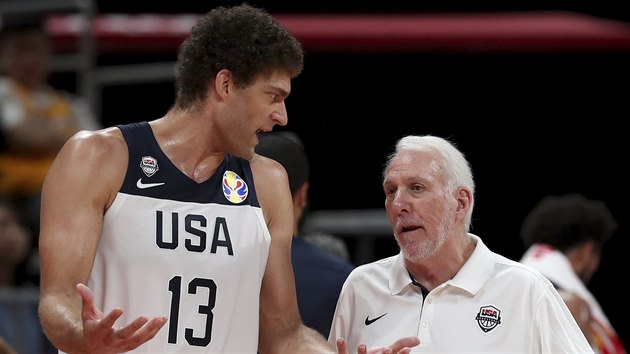 Americk trenr Gregg Popovich debatuje s pivotmanem Brookem Lopezem.