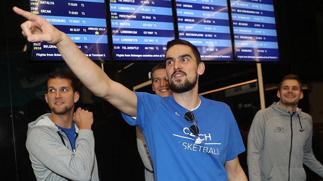 esk basketbalista Tom Satoransk zdrav fanouky, kte pili reprezentaci pivtat na ruzysk letit.