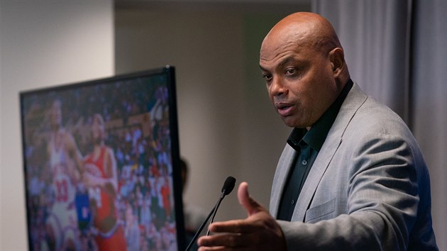 Charles Barkley en pi odhalen sv sochy v trninkovm centru Philadelphia 76ers.