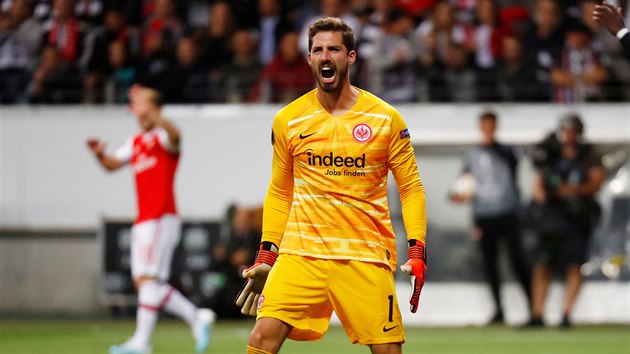 Kevin Trapp z Eintrachtu Frankfurt v zpase s Arsenalem