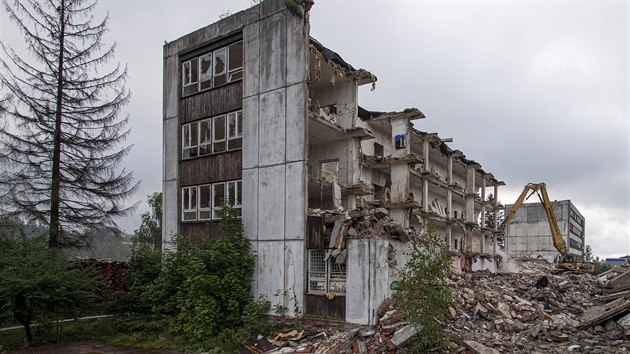 Demolice bval ubytovny pro sovtsk vojky v arelu kasren v Rokytnici v Orlickch horch