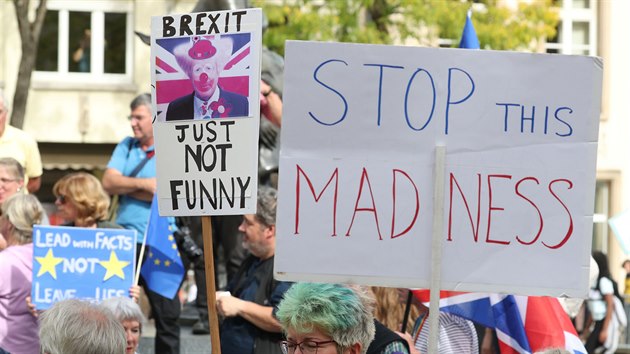 Demonstranti vypskali britskho premira Borise Johnsona po schzce s lucemburskm premirem Xavierem Bettelem pi jeho nvtv Lucemburska. (16. z 2019)
