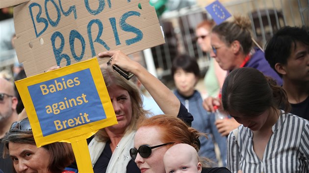 Demonstranti vypskali britskho premira Borise Johnsona po schzce s lucemburskm premirem Xavierem Bettelem pi jeho nvtv Lucemburska. (16. z 2019)