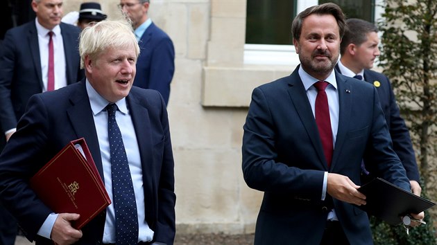 Britsk premir Boris Johnson (vlevo) a lucembursk premir Xavier Bettel pi pondln schzce v Lucemburku. (16. z 2019)
