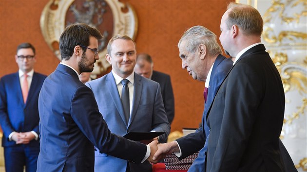Prezident republiky Milo Zeman (druh zprava) jmenoval 18. z 2019 v Praze soudce obecnch soud. Vlevo je jeden z nich, Jan Lipert z Obvodnho soudu pro Prahu 2. (18. z 2019)