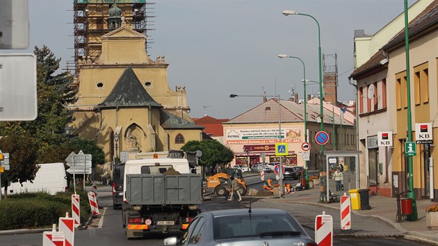 Silnice na Klicperov nmst v Chlumci nad Cidlinou je rozkopan kvli rekonstrukci (11. 9. 2019).