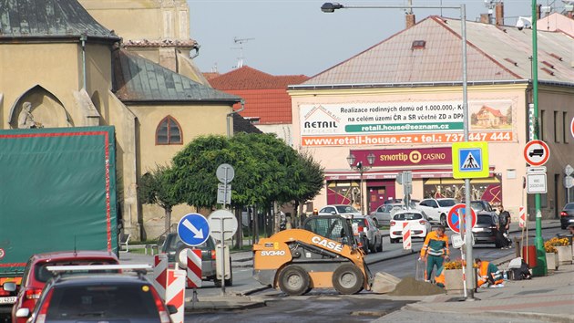 Silnice na Klicperov nmst v Chlumci nad Cidlinou je rozkopan kvli rekonstrukci (11. 9. 2019).