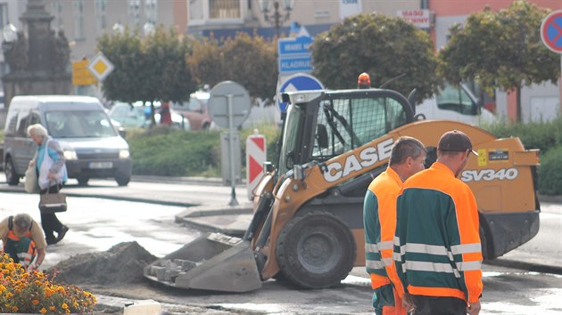 Stavebn firma zahjila opravu prtahu Chlumce nad Cidlinou (11. 9. 2019).