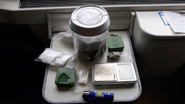 Plzet celnci nali ve vlaku u jednoho z cestujcch drogy. Dealer s sebou vezl i injekn stkaky, mobiln vhu a penze v hotovosti.