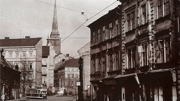 Snmek z roku 1964. Pohled do ulice M. kardov, dnes Prask. Fotografie zachycuje dm U Zvonu zboen po povodnch v roce 2002, ale i st ady dom vlevo. Ty byly zboeny ve 2. polovin 60. let kvli vstavb vkov budovy Hutnho projektu, dnes BCB.