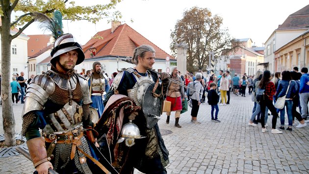 Letonm zpestenm byla pehldka novch kostm
lechtic, dvornch dam a princezny. V ulicch se prochzeli i ryti, kte se astnili jezdeckho turnaje. 