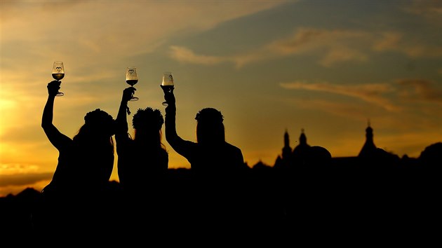 Mnohem lepší počasí, než jaké panovalo před týdnem v Mikulově na Pálavském vinobraní, si užívali lidé na slavnostech vína ve Znojmě. I přes slunečné počasí však počet účastníků nepřekonal loňský ročník. Letos jich dorazilo zhruba 85 tisíc, o tři tisíce méně než loni. Zábava trvala až do pozdních nočních hodin. 