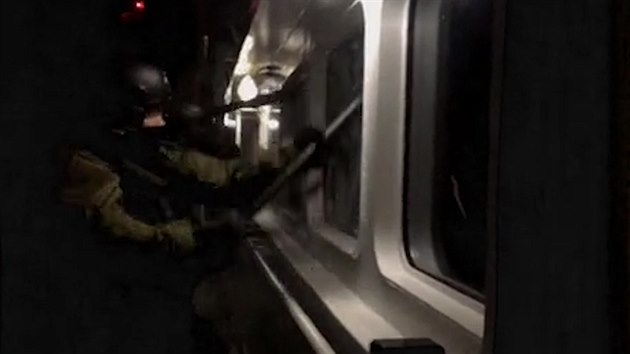 Pol�t� pohrani�n�ci vtrhli na lo� Greenpeace, kter� blokovala gda�sk� p��stav (10. z��� 2019)