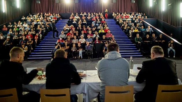 Po odvysln pedpremiry 8. dlu dokumentu Totln sezona v hostivaskm kin uspodali slvist pro ptomn besedu. Mluvili (zprava) f Jaroslav Tvrdk, trenr Jindich Trpiovsk a fotbalist Ondej Kol s Tomem Soukem.