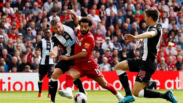 Liverpoolsk forvard Mohamed Salah se prodr obranou Newcastlu United. Vlevo Paul Dummett, vpravo Federico Fernandez.