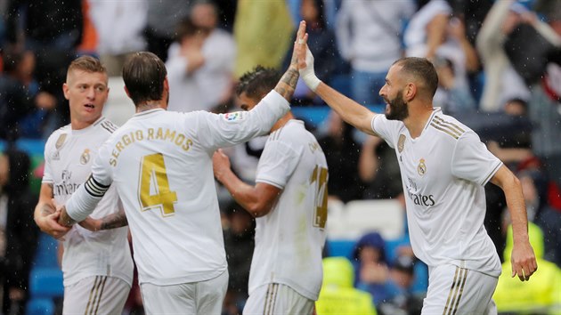 Glov radost fotbalistů Realu Madrid v utkn proti Levante.