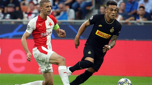 Sl�vistick� kapit�n Tom� Sou�ek se sna�� obrat o balon Lautara Mart�neze,...