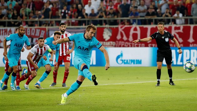 Harry Kane z Tottenhamu promuje penaltu v utkn Ligy mistr na stadionu Olympiakosu Pireus.