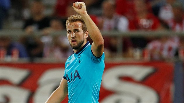 VEDEME. Harry Kane z Tottenhamu se raduje z vodn branky na hiti Olympiakosu.