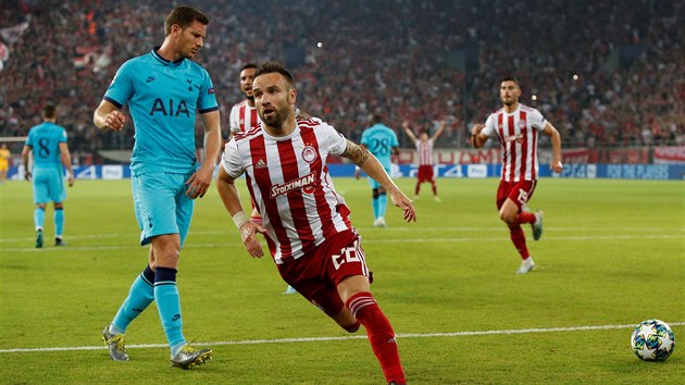 Mathieu Valbuena z Olympiakosu utk oslavit promnnou penaltu, kterou vyrovnal zpas Ligy mistr s Tottenhamem na 2:2.