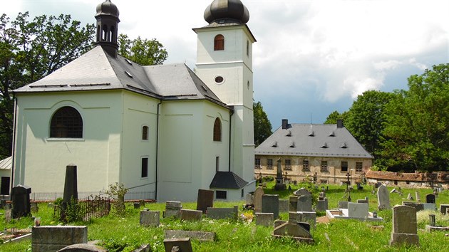 Martnkovice, okres Nchod. Barokn fara a hospodsk budovy jsou na prodej za 6,98 milionu korun. 