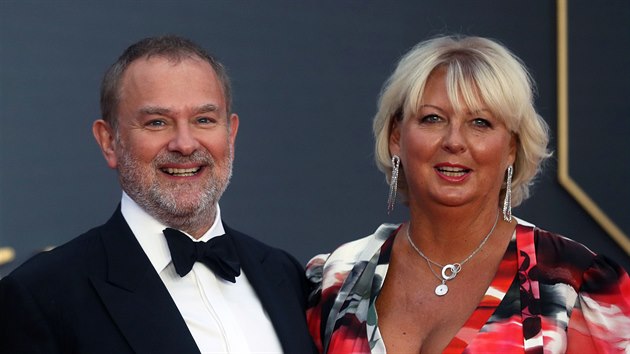 Hugh Bonneville a jeho manelka Lulu Evansov na svtov premie filmu Panstv Downton (Londn, 9. z 2019)