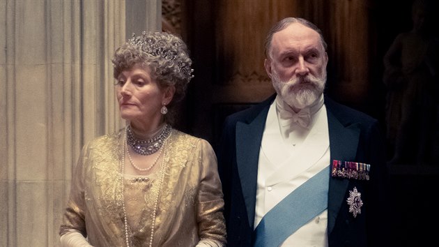 Geraldine Jamesov a Simon Jones ve filmu Panstv Downton (2019)