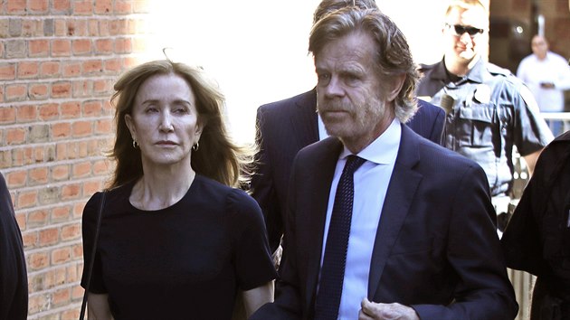 Felicity Huffmanov a jej manel William H. Macy pichzej k soudu (Boston, 13. z 2019).