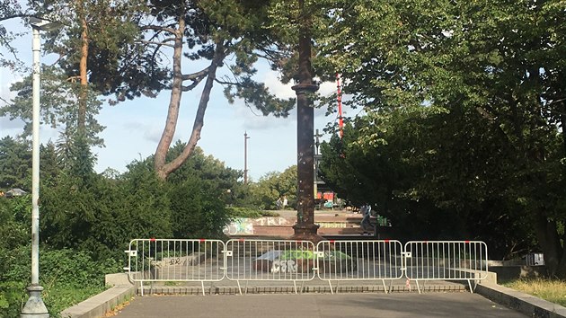 Okol� metronomu na Letn� je z bezpe�nostn�ch d�vod� uzav�eno. (19. z��� 2019)