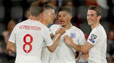Fotbalisté Anglie oslavují gól v utkání proti Kosovu. Autorem je Jadon Sancho...