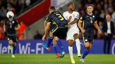 Anglický útoník Raheem Sterling v souboji s obranou Kosova.