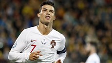 Cristiano Ronaldo oslavuje jeden ze svých ty gólu na hiti Litvy.