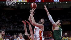 Marc Gasol ze panlská zakonuje pes bránící Australany. Vlevo ho tísní...