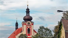 Kostel svaté Anny v Sedleci se krom� oprav zv�tralé omítky a nového nát�ru...