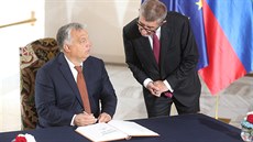 Maarský premiér Viktor Orbán se podepisuje do pamtní knihy ped jednáním V4...