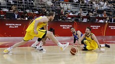 BOJ. eská basketbalista Tomá Satoranský (uprosted) bojuje o mí bhem...