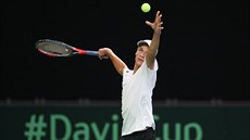 eský tenista Joná Forejtek pi tréninku ped premiérou v Davis Cupu.