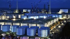 Akumulaní nádre na radioaktivní vodu ve fukuimské jaderné elektrárn, kterou...