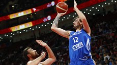 Český basketbalista Ondřej Balvín se snaží prosadit přes Srba Nikolu Milutinova.
