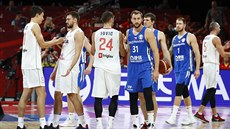 etí basketbalisté (v modrém) podlehli v posledním utkání na mistrovství svta...